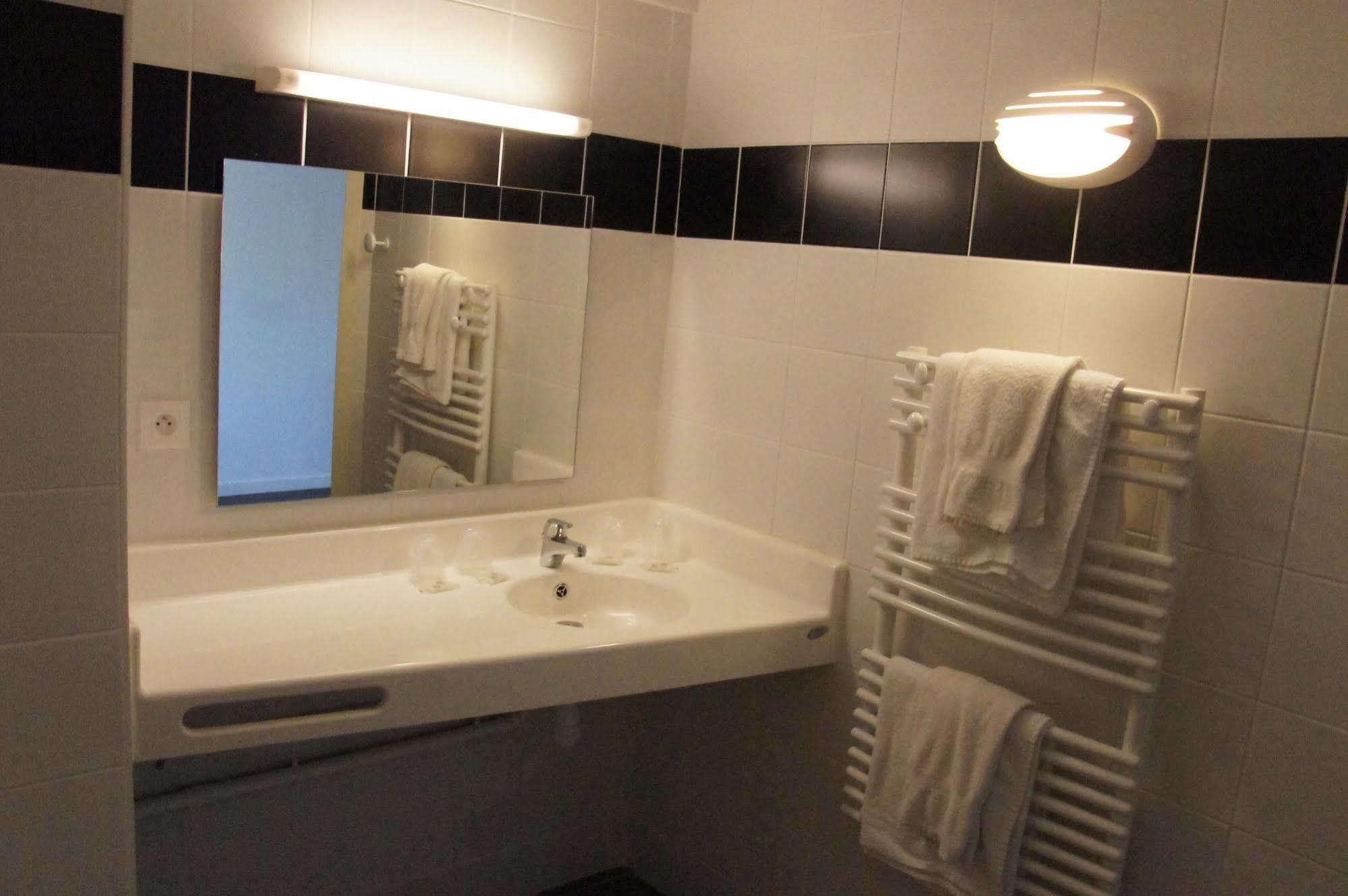 Hotel-Club Et Locations Domaine De Port Aux Rocs เลอครัวซิก ภายนอก รูปภาพ